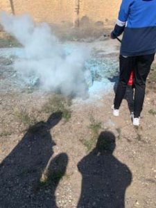 Los alumnos aprenden a manejar los medios de extinción de incendios