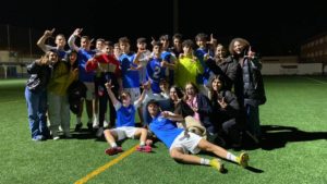 Los jugadores y afición celebrando la victoria con la “L” de Lengua en honor a su profesora Doña Paqui Cortés