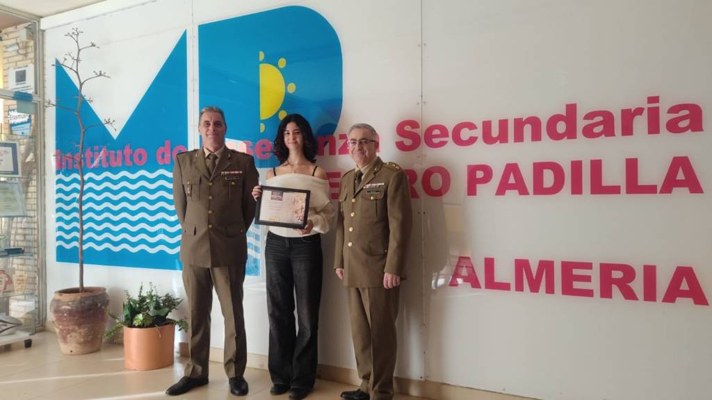 Paula Chofre Callejón, ganadora del concurso nacional  » Carta a un militar español»