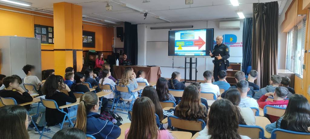 CHARLAS IMPARTIDAS POR LA POLICÍA NACIONAL SOBRE INTERNET, SUS RIESGOS Y EL CIBERACOSO EN 1º Y 2º ESO